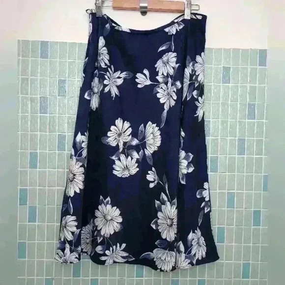 Petite Sophisticate Floral Plus Size Silk Below Knee Skirt Blue and White - Picture 7 of 9